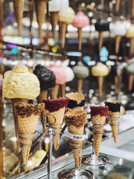 venchi 有十余种口味的冰淇淋,最出名的是坚果味和时令水果味.