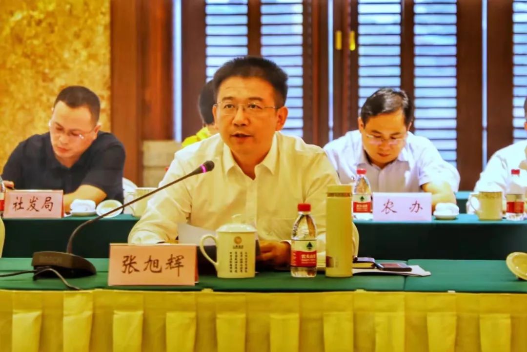 蔡艳分别在座谈会上讲话,开发区领导李斌峰,倪喜斌,婺城区领导黄国钧