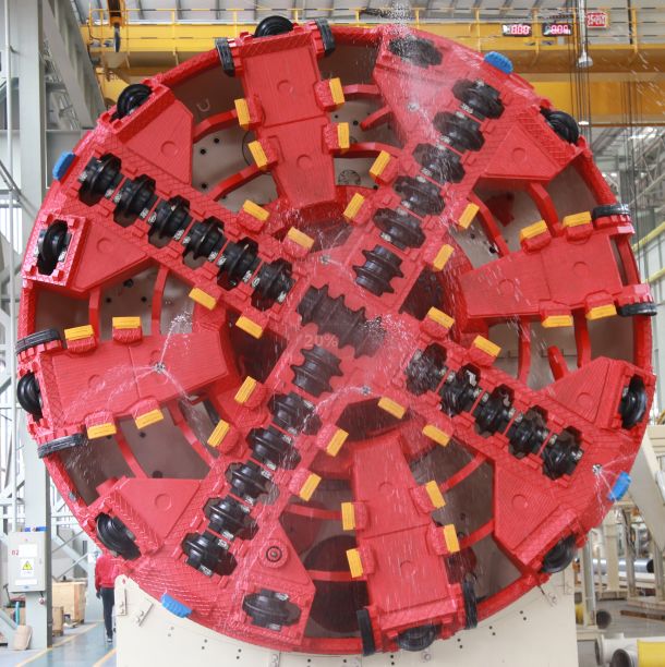 机雕塑由曾服役于长沙等城市地铁工程的功勋盾构机刀盘及盾尾改造而成