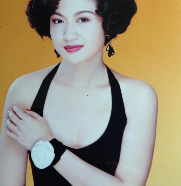 贾静雯闺蜜谈辛酸出道史,被黑道老板拔枪威胁!_崔佩仪