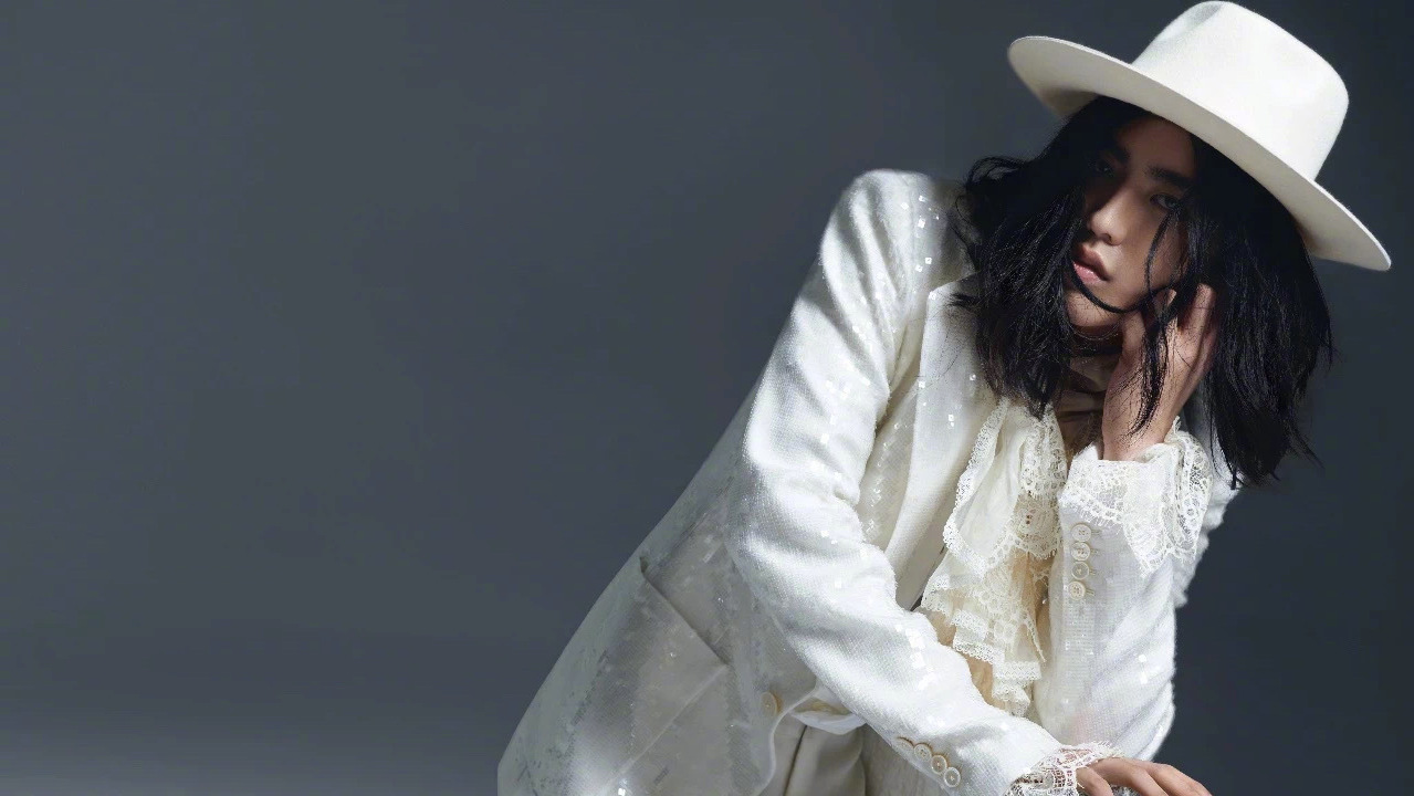 蔡徐坤杂志照长发造型有些妩媚被粉丝夸上天