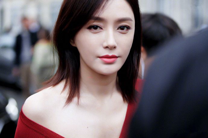 原创24岁吴宣仪遇上40岁秦岚,终于知道女爱豆和女演员的气质差多少了