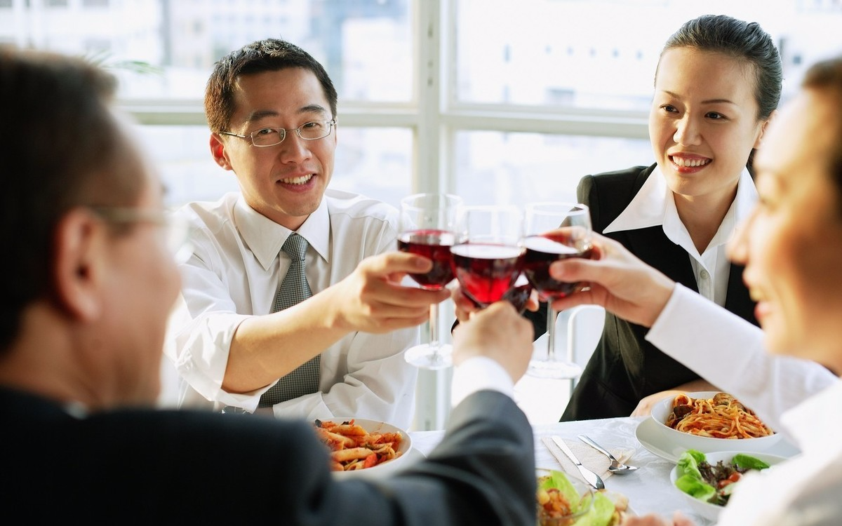 飯局上幫老闆擋酒,喝醉了吃虧的就是你,弄不清情況別亂來