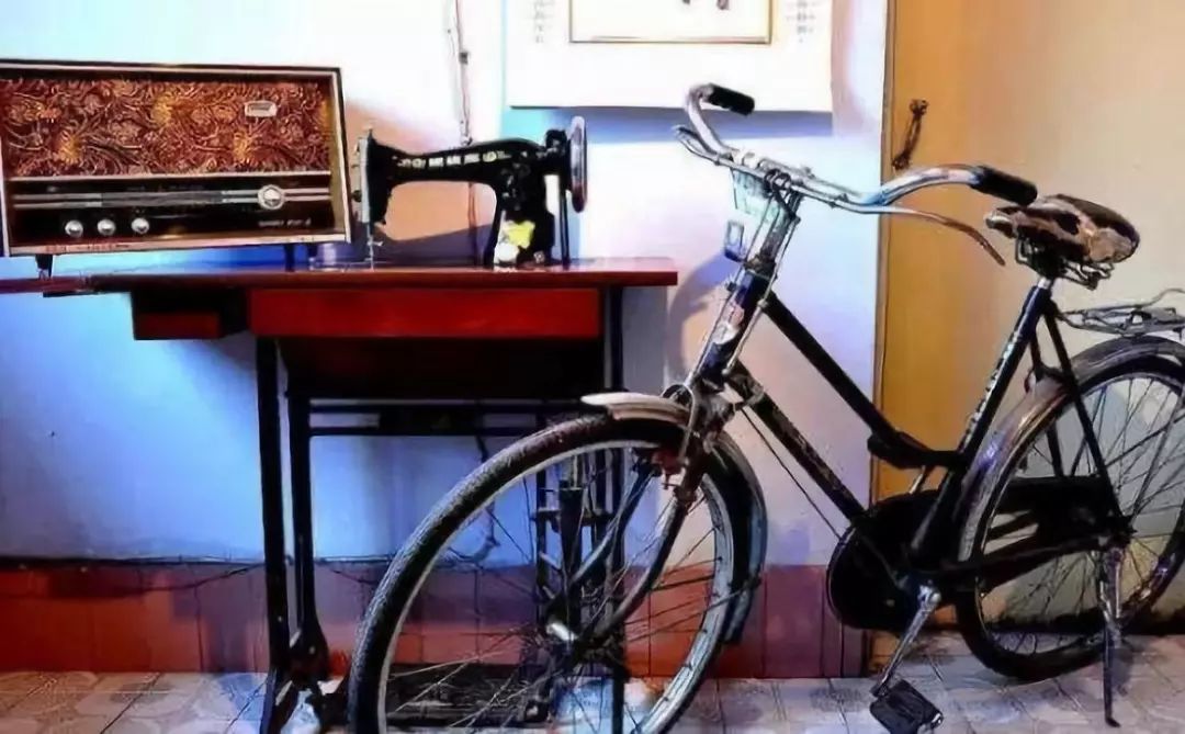 结婚三大件——"手表,自行车,缝纫机",手表要"上海"牌,缝纫机要"蜜蜂"