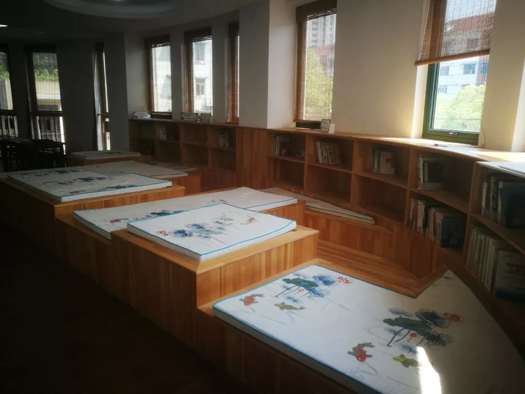 上海二师附小阅览室跳出曹光彪小学的图书馆创意设计,让我顿时明白了