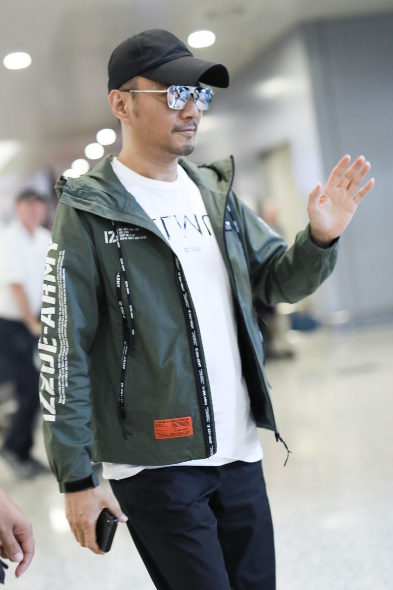 "最帅机长"张涵予全黑look尽显男真容,超正气场丝毫不逊小鲜肉
