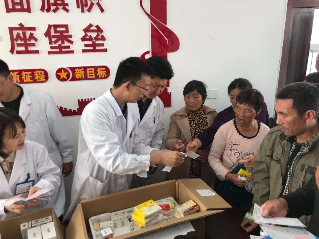 连一医10多个科室联合,赴灌南县许圩村开展健康义诊活动