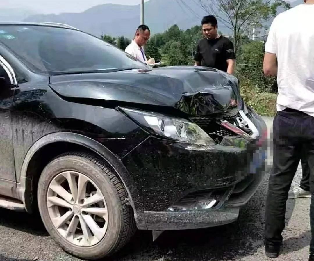 今天昭平高速出口發生4車碰撞交通事故.