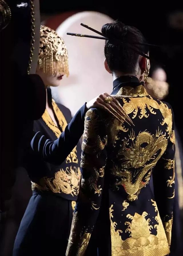 9月30日,2020春夏巴黎时装周,霍尊,木子洋穿着盖娅传说设计师熊英为