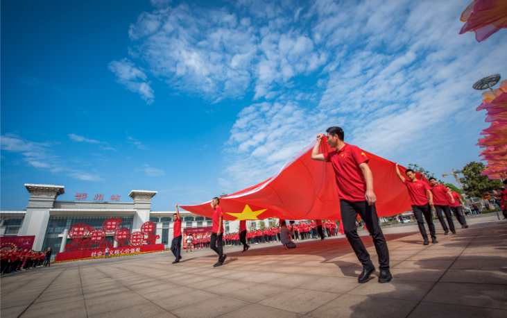 湖北鄂州盛世华诞61传旗联动与全国70个城市共同唱响我和我的祖国