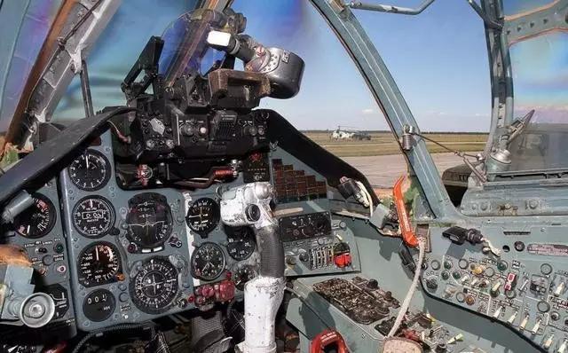 苏-25"蛙足"攻击机座舱