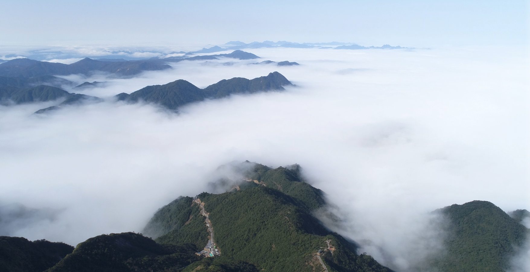 绿,古,蓝"旅游资源,以"一山(莽山)一泉(温泉)一址(湘南年关暴动指挥部