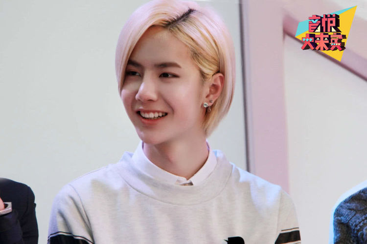 十八岁王一博是"糖系少年",又奶又温柔,吐舌头的习惯一直都在