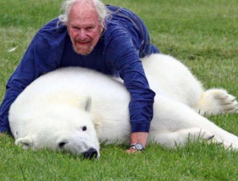 大叔收养北极熊18年,经常一起嬉戏打闹,网友看到这幕却心慌慌_外国