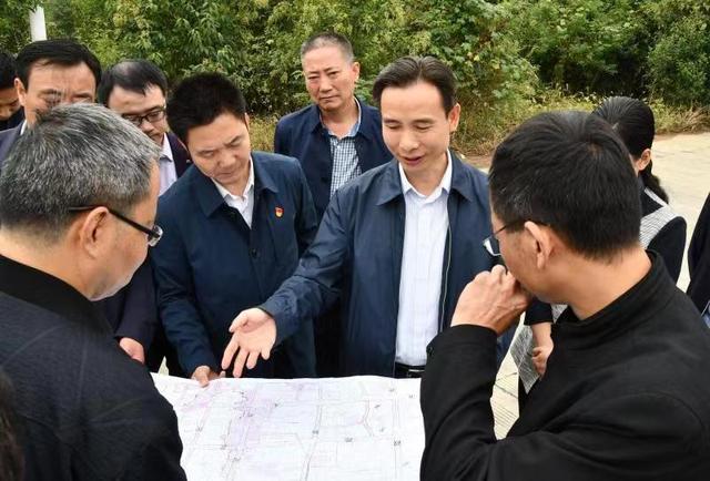 罗山县长汪明君主持召开城建项目工作推进会议