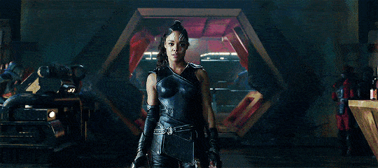 她还提到,片中本来有一个女子从瓦尔基里的房间里走出来,表明了