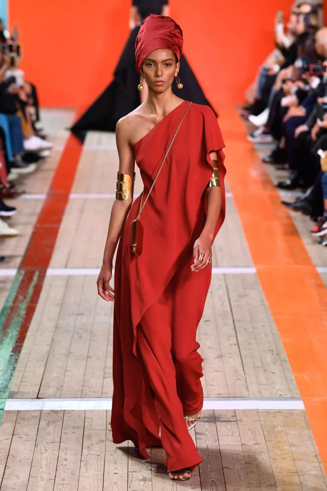 巴黎时装周满屏红色下一个流行色是中国红