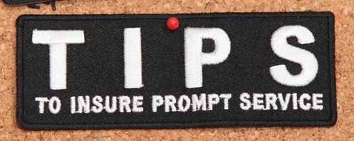 当时英国酒店的餐桌中间会摆放写有"toinsure prompt service(保证