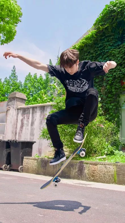 敦煌博物馆送王一博滑板!飞天壁画结合拉风滑板,这也太酷了吧!