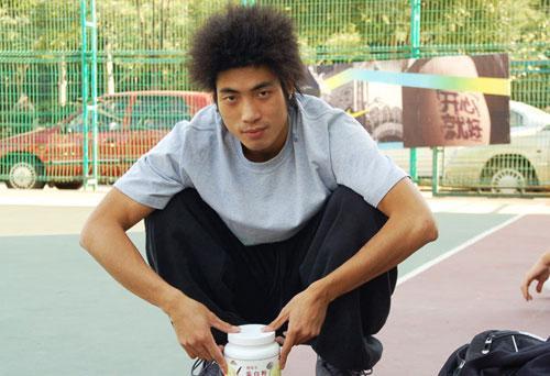 部队篮球队,18岁回到家乡加入本土tdl街球队,21岁时加入北京cl街球队