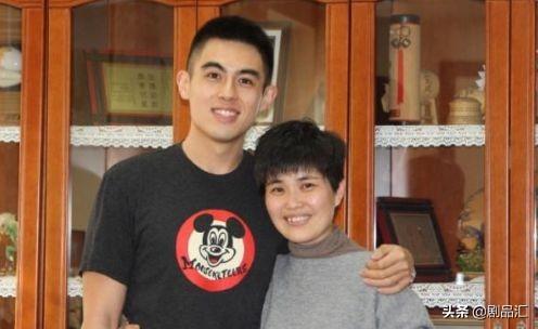 61岁郭凯敏,80年代男神经历两段婚姻,如今儿子颇有他当年风采