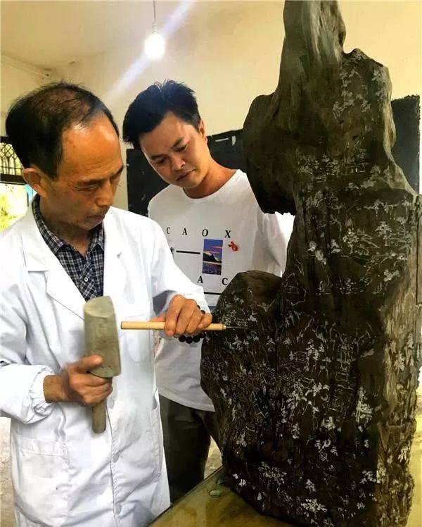 记者一走到雕刻大师胡正德的创作室门口,就闻到一阵浓烈的奇香.