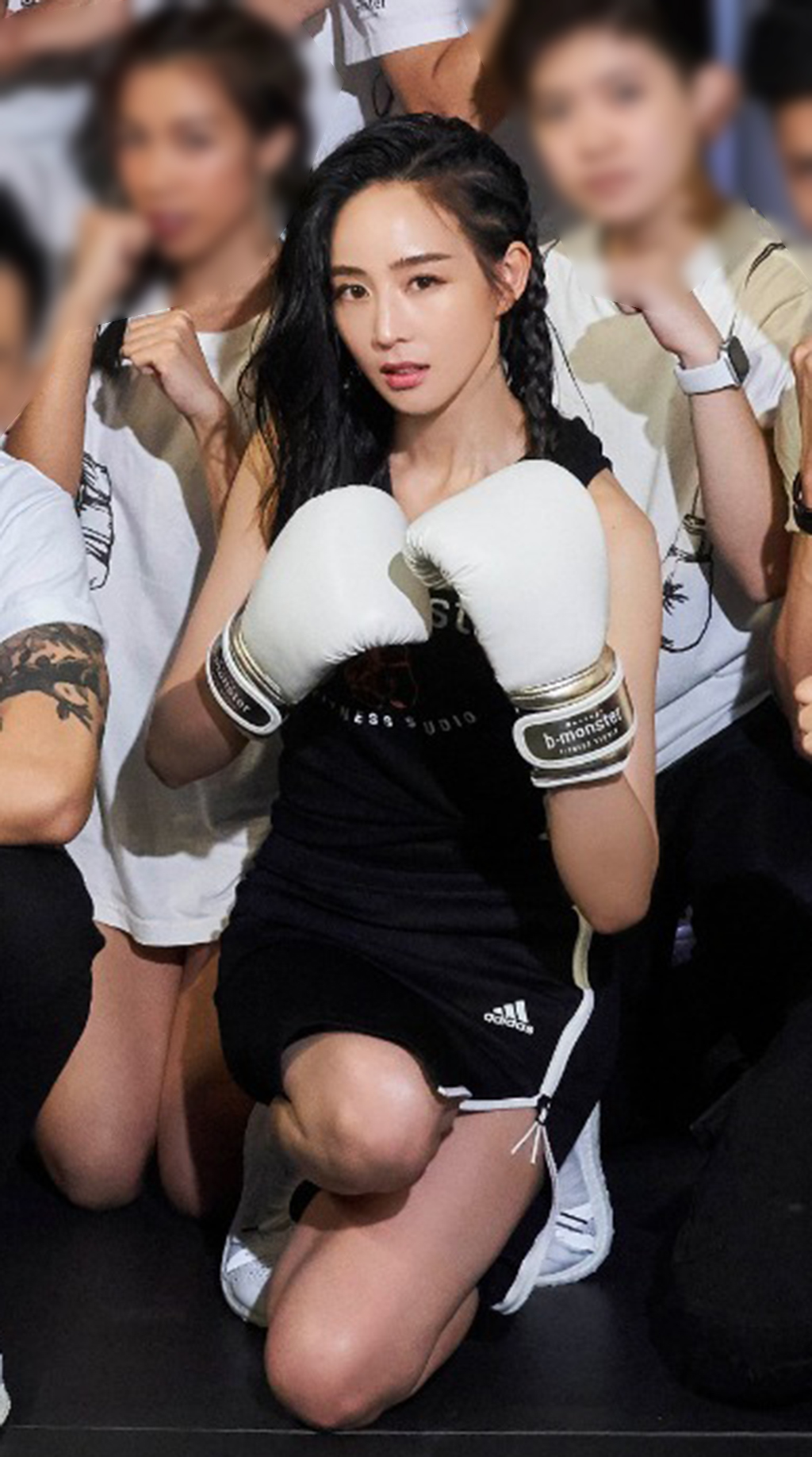 张钧甯穿运动装开叉包臀裙,大秀肌肉线条,拳击装拳击辫太带感!