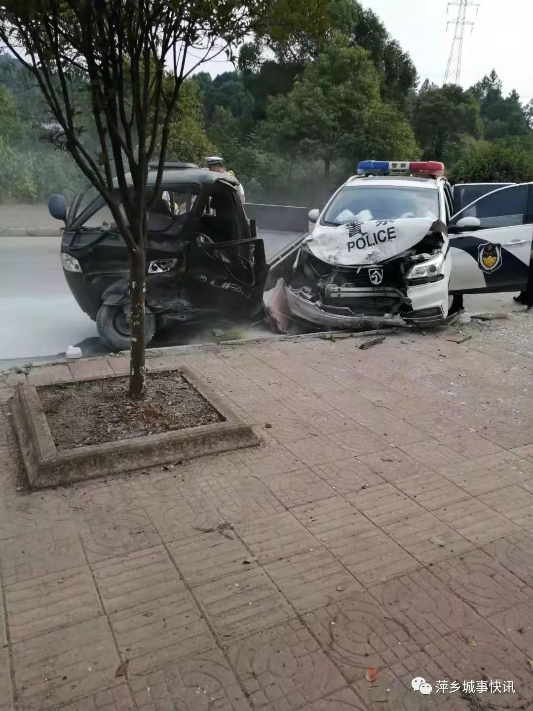 萍乡一警车被撞成这样这是发生了啥