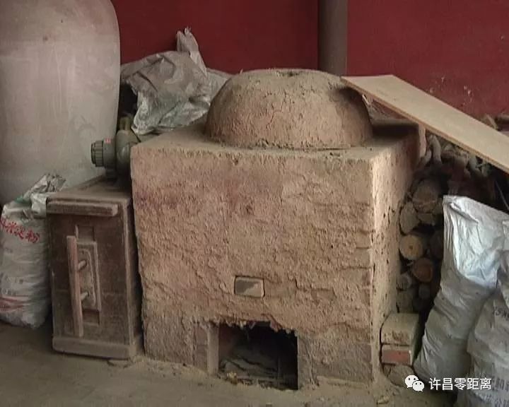 任星航开始研究古代钧瓷窑炉的烧制技艺,并于2004年起筹建禹州钧瓷