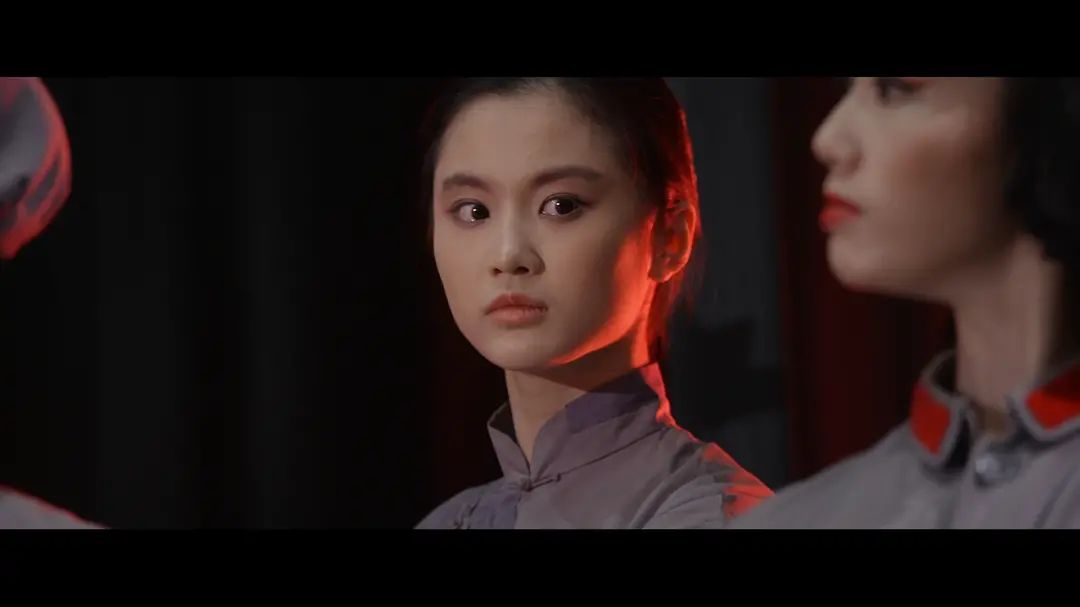 以及丹丹特意借了主角"吴清华"的舞蹈服,要圆当年礼堂里她不来的缺憾