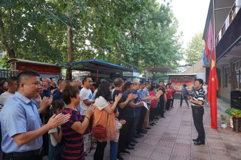 石家庄钟家庄举行升国旗仪式集体高唱国歌