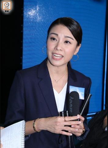 原创tvb女星廖碧儿近照脸上棱角不见了抬头纹暴露了年龄