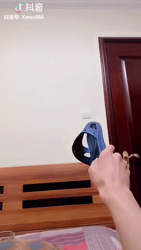 ▼拖鞋表示,我太难了▼不想用手拿着手机玩,甚至懒得买懒人支架咋办?
