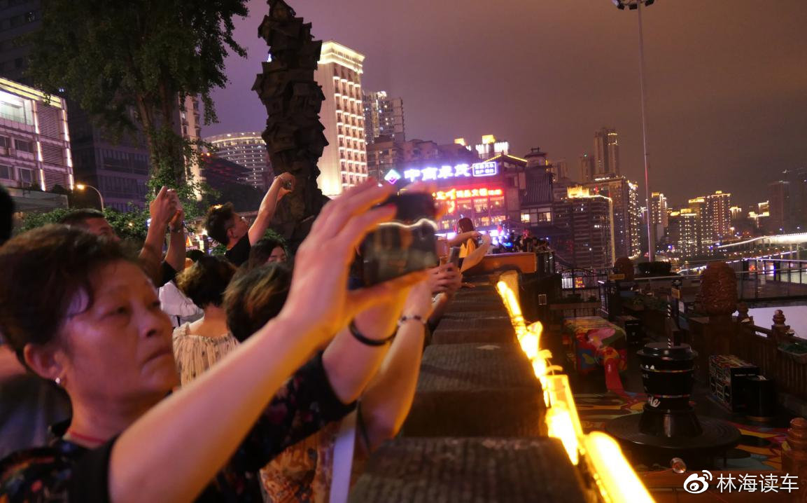 晚上10点洪崖洞依然人山人海