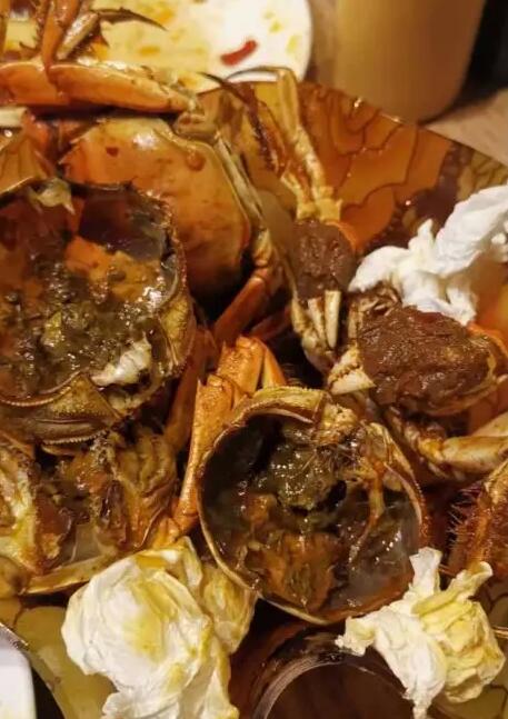 恶心!在青岛一网红餐厅吃出臭螃蟹,经理:可能就是这品种