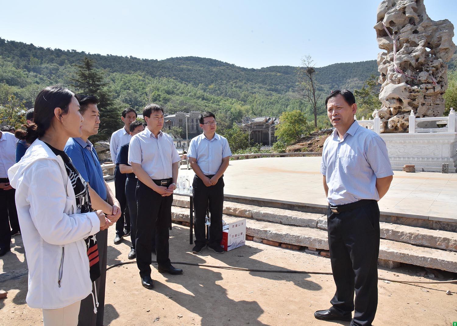 县领导察看重点项目建设情况