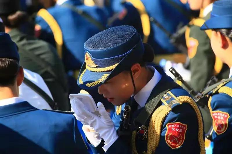 谁和仪仗女兵一起刷新大国颜值?人民日报揭秘了