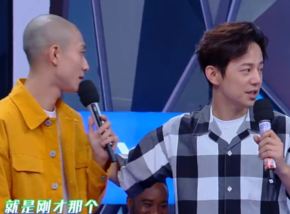 当张一山和何炅同台,两人真实身高一望而知,脚上鞋子"真相"了