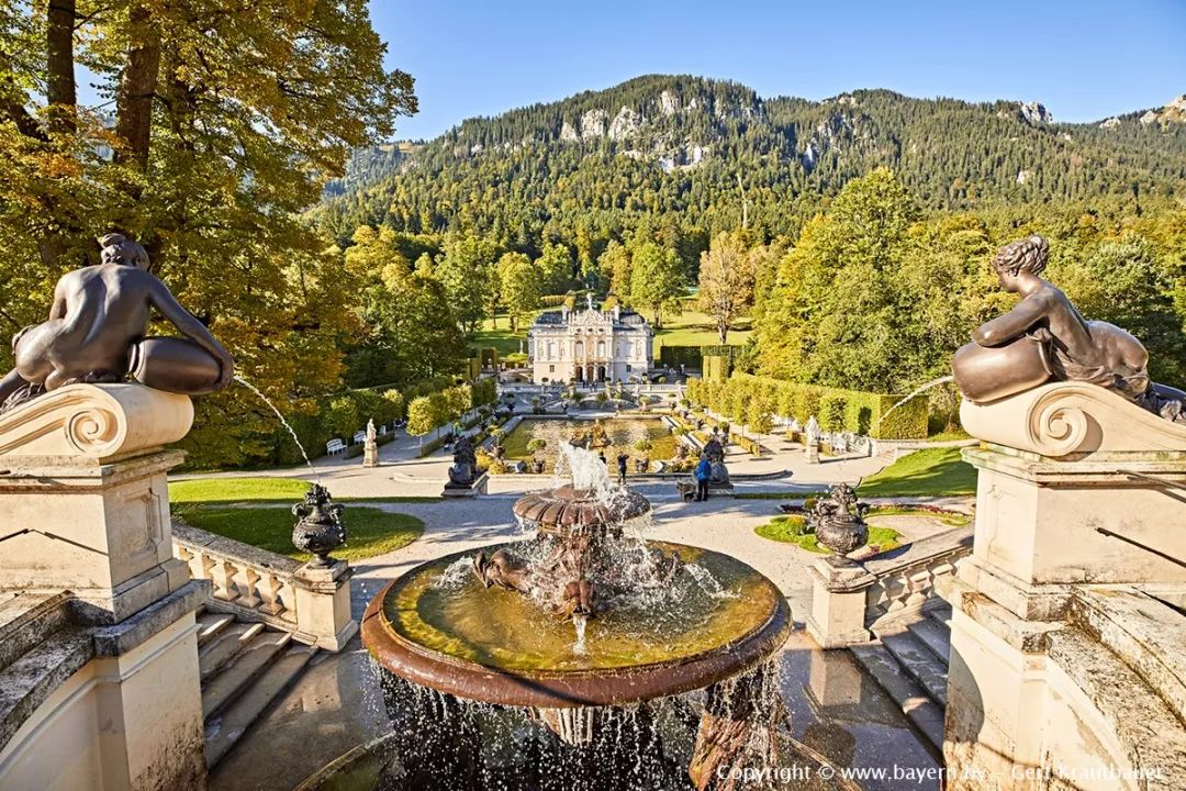 宫殿周围分布着仿制的巴洛克式花园,露台和意大利文艺复兴风格的小