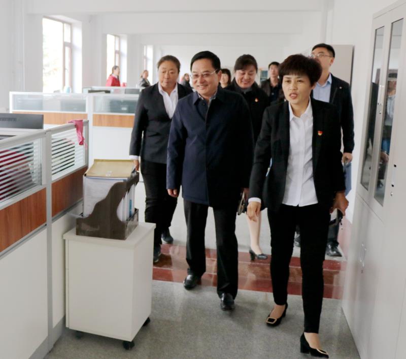 图们市委常委政法委书记梁勇进兴城社区开展软弱涣散党组织情况调研