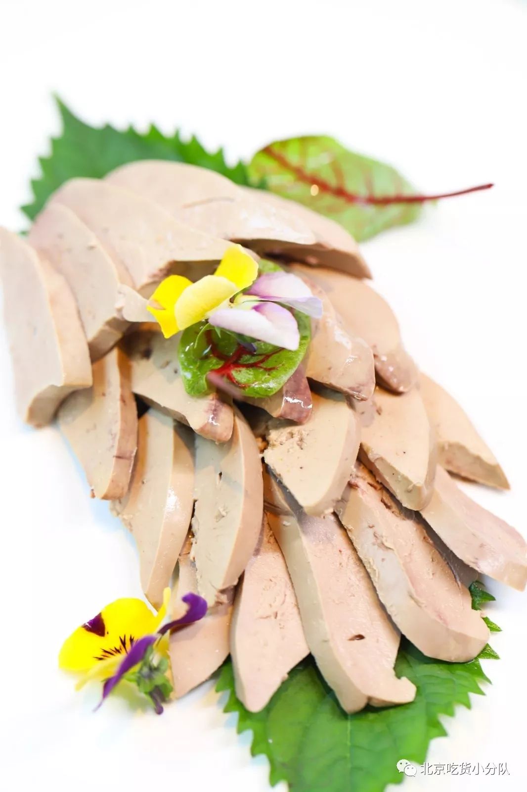 盐水鸭肝干烧四宝除了烤鸭,店里还有冷盘的【盐水鸭肝】,是用鲜鸭肝做