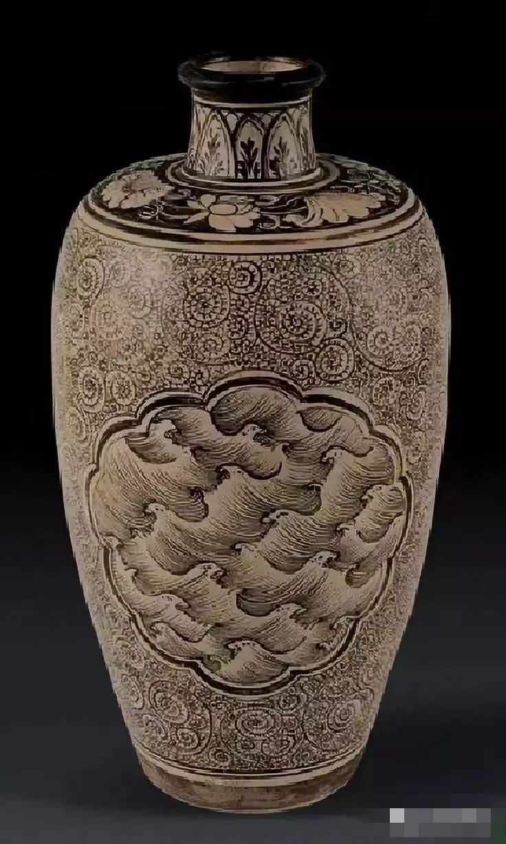 采用模印或捏塑等方法,以胎泥制作成各种花纹图案,然后贴于坯体上,故