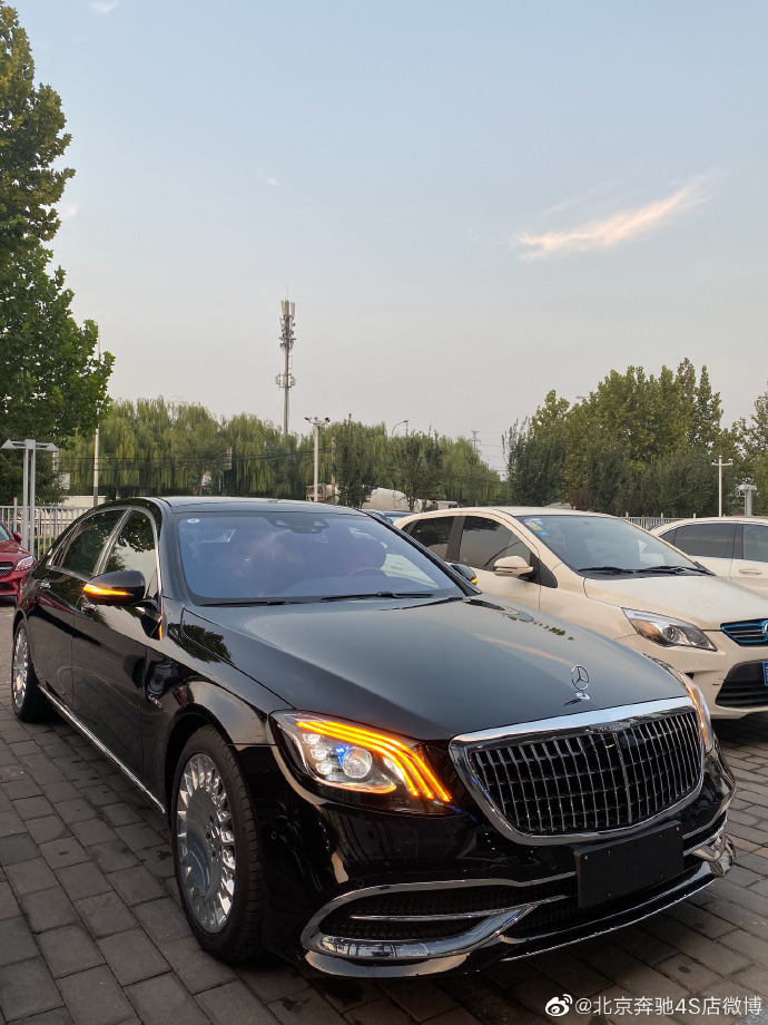 外观方面,迈巴赫s450l的前脸和s级(参数|图片)基本没有什么区别