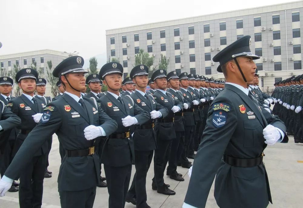 李澤世校友作為文職人員方隊中的一員,身著孔雀藍禮服,頭頂文字帽徽