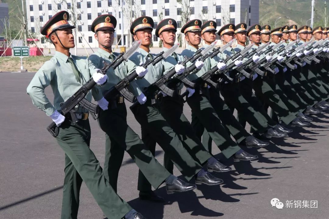 帅新余小伙出现在国庆大阅兵陆军方队第十三排面第一名