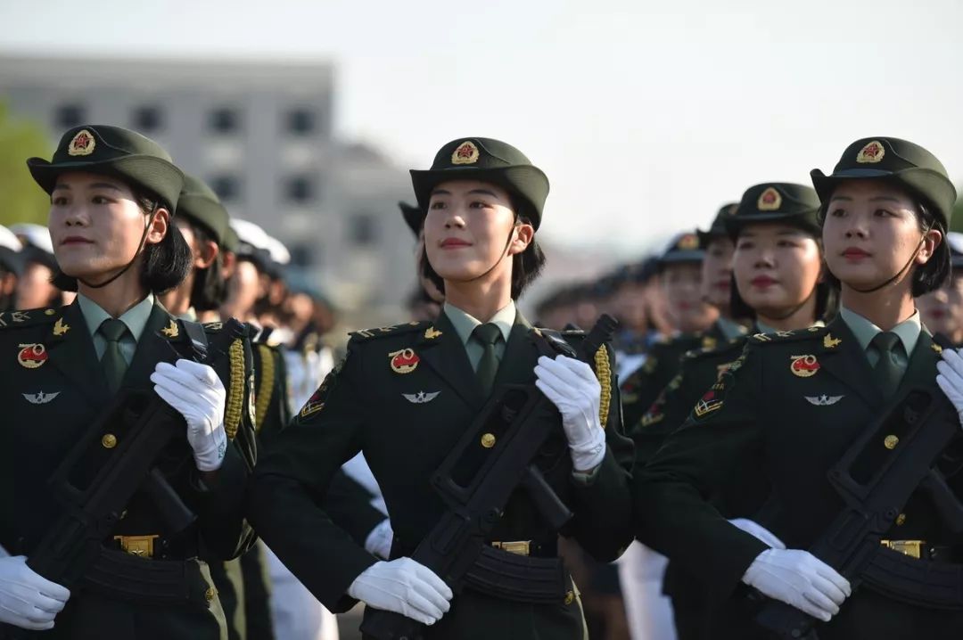 请祖国检阅 | 差点因脸型被淘汰,这名女兵不服输的样子真美!_阅兵
