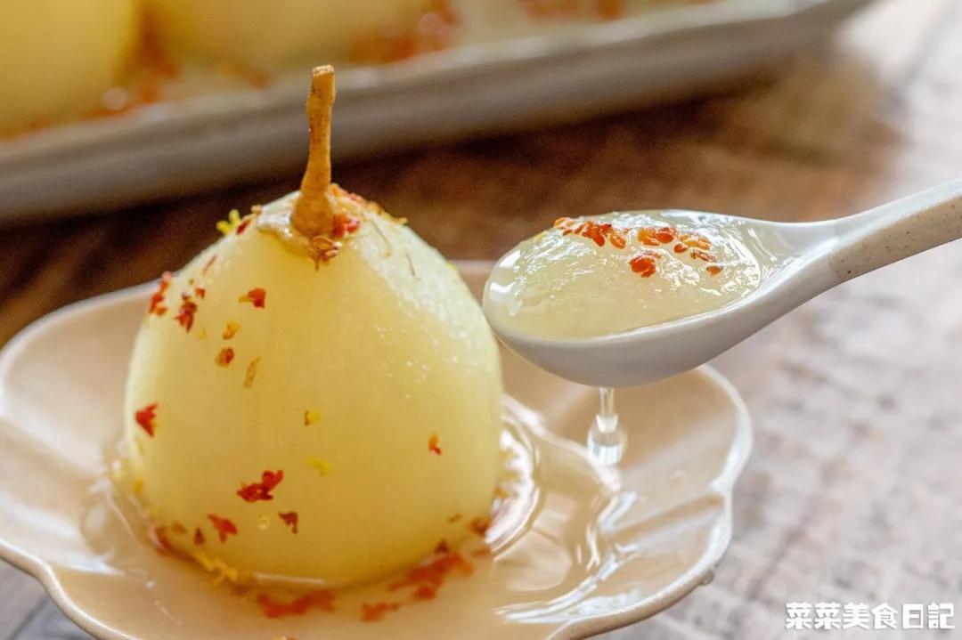 从前菜妈做梨汤,爱用爽脆的雪梨,但做这桂花浸梨,我更偏爱新疆香梨.