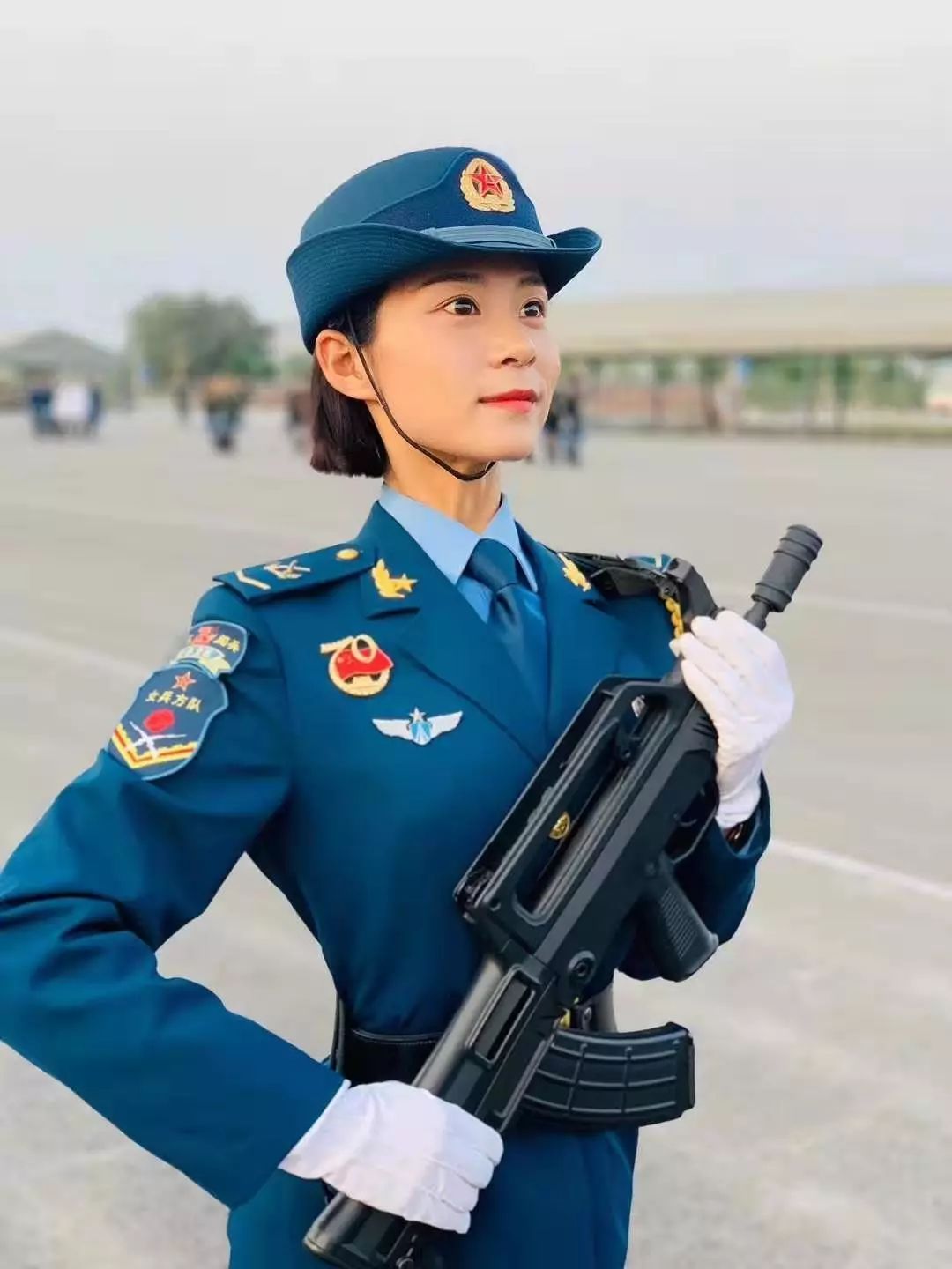 我校2013級學生王爽參加國慶閱兵式女兵方隊受閱