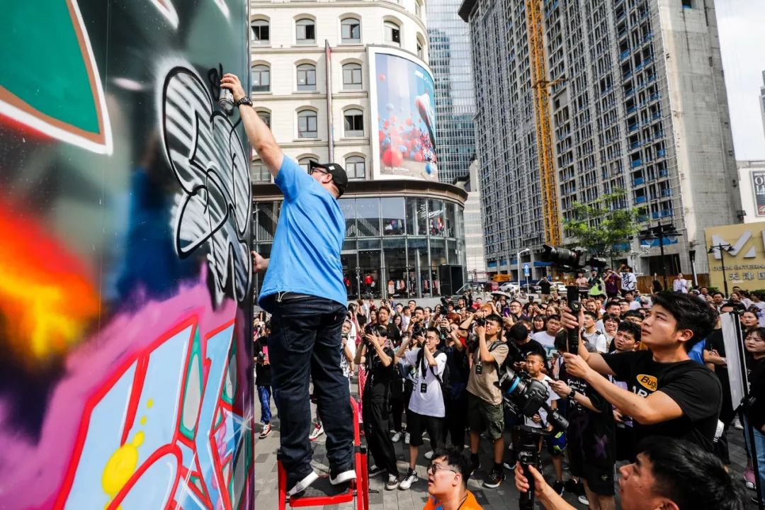 又或是邀请涂鸦大师stash的一番"杰作",让天津安踏旗舰门店秒变网红