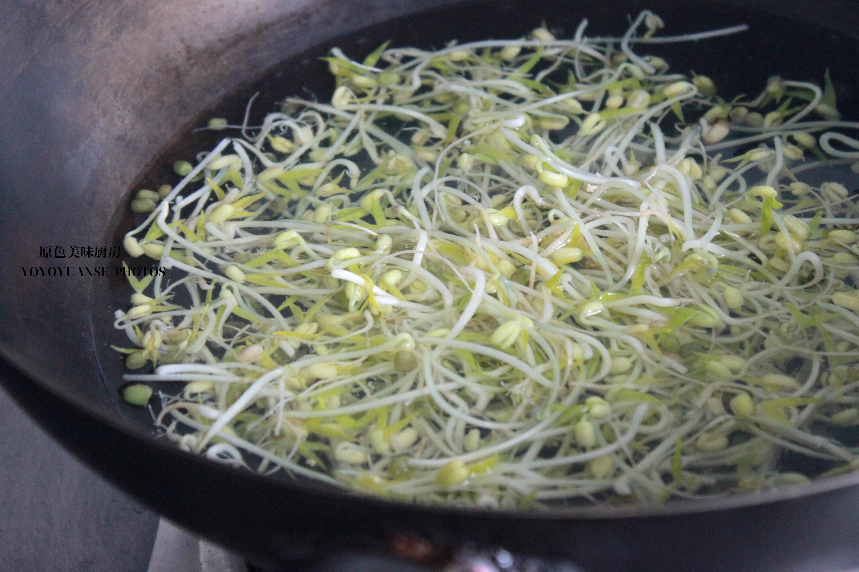 1.绿豆芽清洗干净,去年根部.